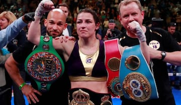 Katie Taylor posa con sus cuatro títulos de campeona del mundo.