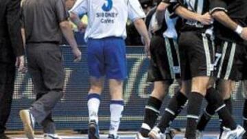 <b>ARBITRAJE POLÉMICO. </b>Diego y José Venancio protestan al árbitro tras el gol decisivo de Interviú.