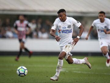 Con el primer equipo del Santos Rodrygo jugó 49 partidos anotando 10 goles y dando 5 asistencias.