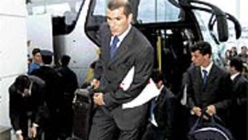 Zidane fue quien acaparó todas las miradas en la llegada del Real Madrid a A Coruña.