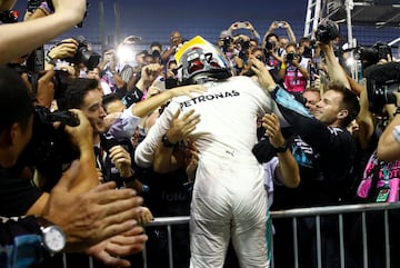 Hamilton celebrando el triunfo junto con su equipo. 