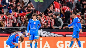 Giuliano Simeone, Barrios y Pubill, tras encajar el Atlético el gol del Athletic en San Mamés.