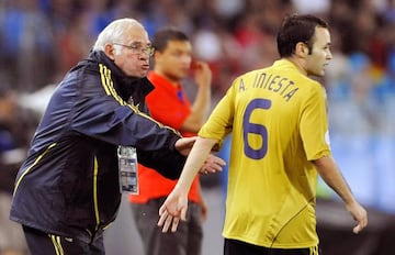 Luis Aragonés da instrucciones a Iniesta durante el Rusia-España de las semifinales de la Eurocopa 2008.