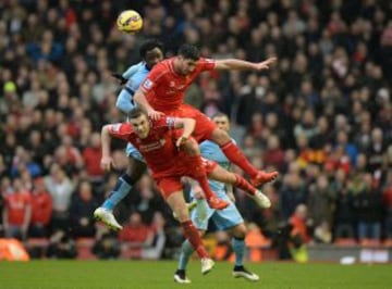 Henderson y Coutinho marcaron para el Liverpool, mientras que Dzeko hizo lo propio para los 'ciudadanos'.