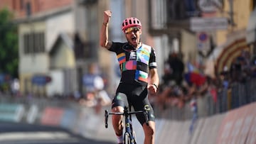 Alberto Bettiol gana la etapa 18 del Giro 2021.