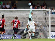 MEX1425. CIUDAD DE MÉXICO (MÉXICO), 31/08/2025.- Keylor Navas (atrás) de Pumas despeja un balón este domingo, en un partido de la Liga MX entre Pumas y Atlas, en el estadio Olímpico Universitario en Ciudad de México (México). EFE/Sáshenka Gutiérrez