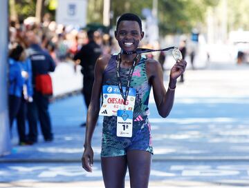 En categoría femenina, éxito sin paliativos de la también ugandesa, y debutante, Doreen Chesang con un tiempo de 2h26:31.