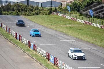 En la Región de la Araucanía Ford presentó por primera vez en Chile el Focus RS. Desde la línea de performance de la marca llega con un motor de 2.3 litros y 350 hp de potencia.
La presentación se llevó a cabo en Pucón y luego se realizó una prueba del vehículo en el autódromo Interlomas de Temuco.