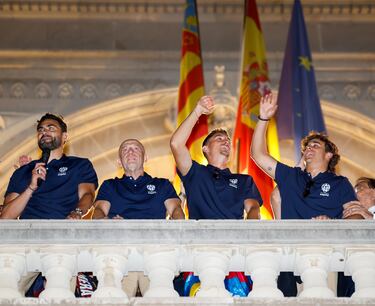 La plantilla del Levante se asomó al balcón del Ayuntamiento de Valencia para celebrar con los aficiones presentes.