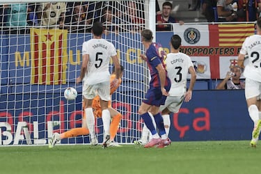 5-0. Robert Lewandowski recibe el balón dentro del área de Dani Olmo, para soltar un derechazo y batir a Julen Agirrezabala.