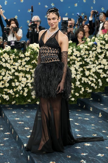 Dua Lipa posa en la alfombra roja de la MET Gala 2025.