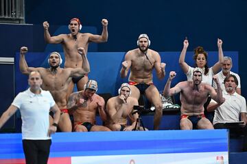 El banquillo de España celebra un gol ante Francia.