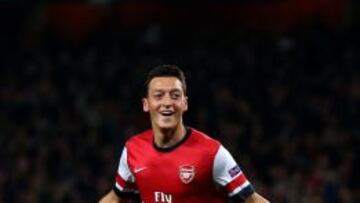 LONDON, ENGLAND - OCTOBER 01:  Mesut Oezil of Arsenal celebrates after scoring the opening goal during UEFA Champions League Group F match between Arsenal FC and SSC Napoli at Emirates Stadium on October 1, 2013 in London, England.  (Photo by Paul Gilham/Getty Images)