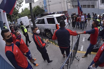 Debido a la contingencia por el Covid-19, el público no pudo estar presente en las gradas del Azul; pero un grupo de aficionados apoyó al equipo en las inmediaciones del inmueble.
