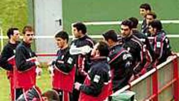 CONFÍAN EN ELLOS MISMOS. La plantilla rojiblanca confía en que pronto mejorarán su línea de juego y saldrán de la zona baja de la tabla.