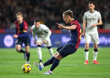 2-0. Dani Olmo anota en el segundo intento. Tras repetirse el lanzamiento, el mediocentro azulgrana, lanza a la izquierda mientras Sergio Herrera se vence hacia otro costado.