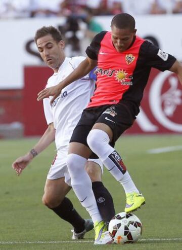 Sevilla-Almería.
Fernando Navarro y Wellington.