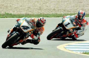 Fueron compañeros de equipo pero no amigos dentro de él. Dohaan ganó cinco mundiales con Honda, y el español fue el que estuvo más cerca de destronarle. Su batalla se pudo palpar en Australia en la temporada de 1996 cuando ambos se tocaron y cayeron al suelo. 