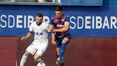 EIBAR (GUIPÚZCOA), 03/06/2023.- El centrocampista del Eibar Sergio Álvarez (d) disputa el balón ante Luis Rioja (i), delantero del Alavés, durante el partido de ida de semifinales de playoff de ascenso de Segunda División entre la SD Eibar y el Deportivo Alavés, este sábado en el estadio de Ipurúa, en Eibar. EFE/ Juan Herrero
