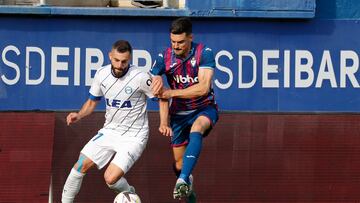 EIBAR (GUIPÚZCOA), 03/06/2023.- El centrocampista del Eibar Sergio Álvarez (d) disputa el balón ante Luis Rioja (i), delantero del Alavés, durante el partido de ida de semifinales de playoff de ascenso de Segunda División entre la SD Eibar y el Deportivo Alavés, este sábado en el estadio de Ipurúa, en Eibar. EFE/ Juan Herrero
