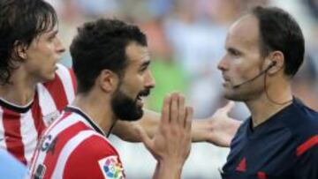 Balenziaga reclama a Mateu en el Málaga-Athletic.