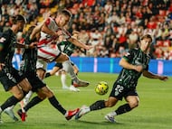 MADRID, 03/04/2026.- El delantero del Rayo Alemao (2-d) juega un balón rodeado de jugadores del Elche, durante el partido de LaLiga de fútbol que Rayo Vallecano y Elche CF disputan este viernes en el estadio de Vallecas, en Madrid. EFE/Mariscal