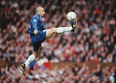 Atacante italiano del Chelsea, fue nombrado entrenador-jugador del Chelsea en febrero de 1998 (Glenn Hoddle ya había ocupado ese cargo unas campañas antes), una vez que el holandés Ruud Gullit fuese cesado como entrenador ‘blue’. Fue el primer italiano en dirigir en la Premier League. Esa campaña, 1997-98, el Chelsea ganó la Recopa y la Copa de la Liga: sus planteamientos y metodología, donde unía una feroz defensa y un ataque desbordante por bandas con el noruego Flo como punta de lanza, hizo que el Chelsea ganase cinco títulos en menos de tres años (a los ya mencionados hay que sumar una Supercopa de Europa, ganada al Madrid, una FA Cup y una Charity Shield). Fue despedido tras apenas haber disputado cinco encuentros de la campaña 2000-2001. Sus malos resultados y sus peleas con pesos pesados como Gianfranco Zola, Didier Deschamps y Dennis Wise, entre otros, fueron los motivos esgrimidos para su cese.