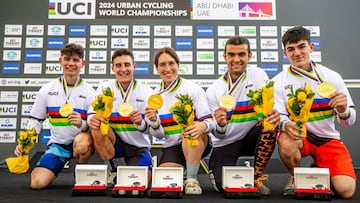 El equipo español de trial mixto formado por Eloi Palau, Vera Barón, Julen Sáenz de Ormijana, Víctor Pérez y Ferrán Gonzalo posan con sus medallas de oro y sus maillots arcoíris de campeones del mundo en los Mundiales de Ciclismo Urbano de Abu Dabi.