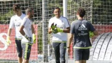 Yáñez, Casilla y Keylor, durante un entrenamiento con el preparador de porteros de Benítez.