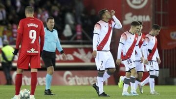 Ulloa celebra con sus compa&ntilde;eros uno de sus goles.