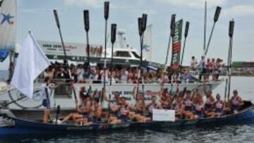 Urdaibai, con la bandera, eleva los remos en señal de victoria