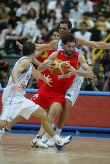 Jorge Garbajosa ante los jugadores griegos.