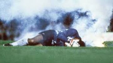 El 3 de septiembre de 1989 la selección chilena se retiró del estadio Maracaná, en el partido ante Brasil. Roberto Rojas se autoinfirió una herida aprovechando la caída de una bengala. El arquero fue suspendido de por vida. Chile fue castigado y no pudo participar en la Copa del Mundo Estados Unidos 1994.