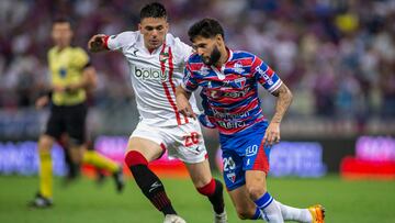 Argentina's Estudiantes de La Plata Uruguayan Manuel Castro (L) and Brazil's Fortaleza Juninho Capixaba vie for the ball during their Copa Libertadores football tournament round of sixteen first leg match, at the Castelao Arena in Fortaleza, Brazil, on June 30, 2022. (Photo by Stephan Eilert / AFP)