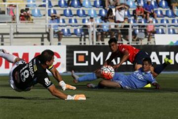 El jugador de Universidad Católica, David Llanos, derecha, disputa el balón con Jorge Carranza de O'Higgins.