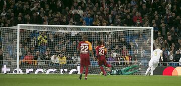 Pase perfecto de Rodrygo, tenso y directo al corazón del área para que Karim Benzema remate a gol. Dos goles y una asistencia de Rodrygo. 