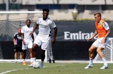 Aurélien Tchouaméni y Toni Kroos.