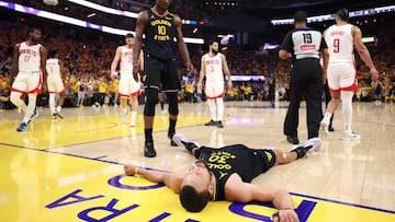 SAN FRANCISCO, CALIFORNIA - MAY 02: Stephen Curry #30 of the Golden State Warriors lays on the ground against the Houston Rockets during the second quarter in Game Six of the Western Conference First Round NBA Playoffs at Chase Center on May 02, 2025 in San Francisco, California. NOTE TO USER: User expressly acknowledges and agrees that, by downloading and or using this photograph, User is consenting to the terms and conditions of the Getty Images License Agreement. Ezra Shaw/Getty Images/AFP (Photo by EZRA SHAW / GETTY IMAGES NORTH AMERICA / Getty Images via AFP)