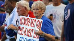 Los seguidores de los Chicago Cubs confían en que 2016 sea su año como bien pueden confirmar esta veterana aficionada.