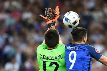 Did Giroud foul Tatarusanu for France goal against Romania?