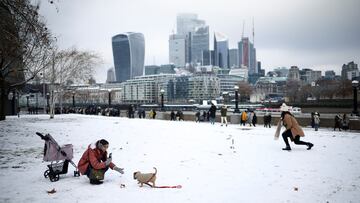 Un grupo de personas aprovechan la estampa nevada para sacar fotos o jugar con la nieve. 