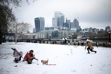 Un grupo de personas aprovechan la estampa nevada para sacar fotos o jugar con la nieve. 