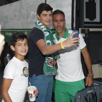 VIAJARON EN AUTOBÚS. Abel posa con aficionados del Córdoba, ayer, en el Hotel Exe Puerta Castilla.