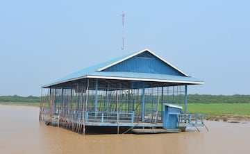 El pueblo flotante de Chong Khneas se ubica sobre el lago Tonle Sap, en Camboya. La localidad tiene esta peculiar cancha de baloncesto con los lados compensados para evitar que el balón se vaya al agua durante el juego. Es usada habitualmente por los habitantes de la zona.