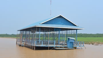 El pueblo flotante de Chong Khneas se ubica sobre el lago Tonle Sap, en Camboya. La localidad tiene esta peculiar cancha de baloncesto con los lados compensados para evitar que el balón se vaya al agua durante el juego. Es usada habitualmente por los habitantes de la zona. 

