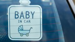 ¿Cuál es la multa por llevar una pegatina de ‘bebe a bordo’ en el coche?
