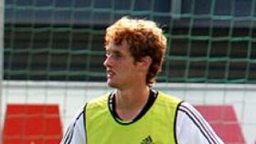 <b>Mourinho</b>, dando explicaciones al canterano Álex Fernández en Valdebebas.