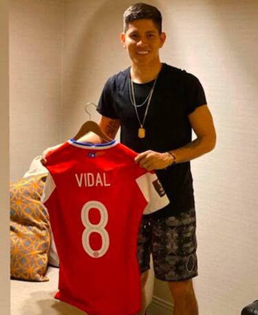 Jorman cumple el sueño de tener la camiseta de Arturo Vidal