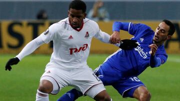 MOS53. MOSCÚ (RUSIA), 23/11/2017.- El delantero peruano del Lokomotiv de Moscú Jefferson Farfan (i), disputa un balón frente a los jugadores del Copenhague Peter Ankersen (d) y Zeca (c), durante el encuentro correspondiente a la fase