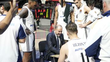 Chus Mateo, entrenador del Real Madrid, da instrucciones a sus jugadores en un tiempo muerto frente al Baskonia.